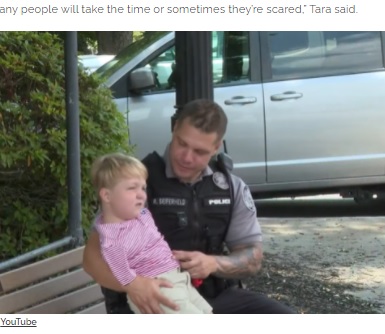 強い絆で結ばれた“パートナー”（画像は『InspireMore.com　2021年6月26日付「6-Yr-Old With No Arms Forms Sweetest Bond With Local Police Officer」（YouTube）』のスクリーンショット）