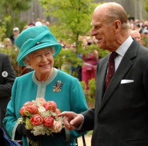 エリザベス女王と生前のフィリップ王配（画像は『The Royal Family　2021年6月10日付Instagram「Last week, The Queen was given a Duke of Edinburgh rose to mark what would have been The Duke’s 100th birthday.」』のスクリーンショット）