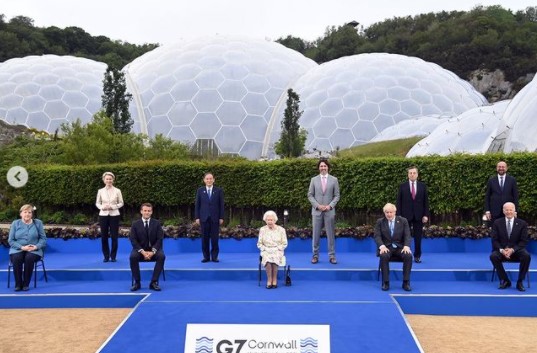 各国首脳らと集合写真に納まるエリザベス女王（画像は『The Royal Family　2021年6月11日付Instagram「As Head of State, Her Majesty The Queen regularly speaks to world leaders and members of the diplomatic community as part of the vital role she plays as a figurehead for the UK and Commonwealth.」』のスクリーンショット）