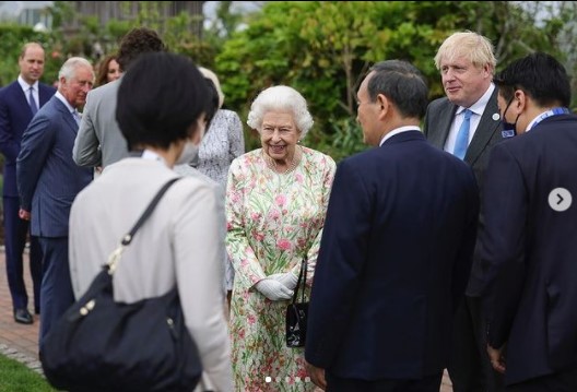 菅首相夫妻と対話するエリザベス女王（画像は『The Royal Family　2021年6月11日付Instagram「As Head of State, Her Majesty The Queen regularly speaks to world leaders and members of the diplomatic community as part of the vital role she plays as a figurehead for the UK and Commonwealth.」』のスクリーンショット）