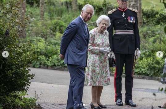 レセプションパーティのホストを務めたエリザベス女王（画像は『Clarence House　2021年6月11日付Instagram「The Queen, The Prince of Wales and The Duchess of Cornwall and The Duke and Duchess of Cambridge attended a ＠G7 Leaders Reception at the ＠edenprojectcornwall earlier today.」』のスクリーンショット）