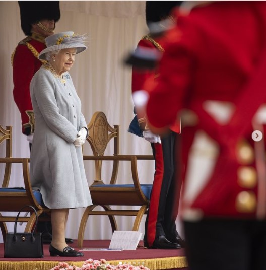 公式誕生日の祝賀式典に出席したエリザベス女王（画像は『The Royal Family　2021年6月12日付Instagram「The Queen celebrates her Official Birthday with a magnificent display of pomp and pageantry by the Foot Guards of the Household Division」』のスクリーンショット）