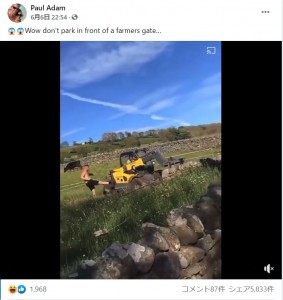 フォークリフトを蹴り続けた観光客（画像は『Paul Adam　2021年6月6日付Facebook「Wow don’t park in front of a farmers gate…」』のスクリーンショット）