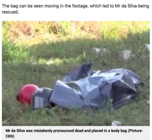 現場を取材していたリポーターが遺体袋が動いていることに気付く（画像は『Metro　2021年7月2日付「Man pronounced dead filmed moving in body bag after motorbike crash」（Picture: CEN）』のスクリーンショット）