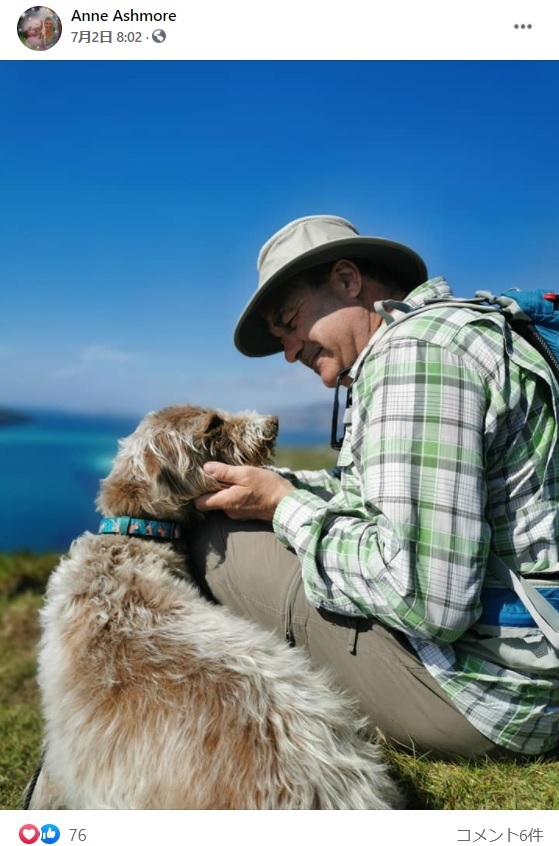 虐待を受けていたが優しい飼い主に引き取られた犬（画像は『Anne Ashmore　2021年7月2日付Facebook「Adorable Angus living his best life!」』のスクリーンショット）