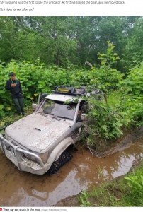 ぬかるみにはまって動けなくなったパジェロ（画像は『Mirror　2021年7月20日付「Couple spend 10 days hiding in trees while hungry bear stalks them through woods」（Image: The Siberian Times）』のスクリーンショット）