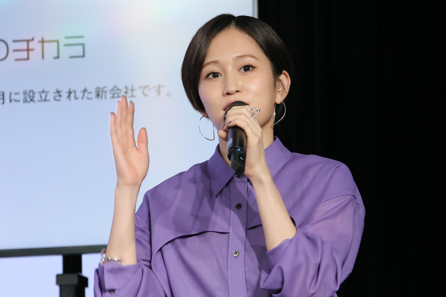 真剣にトークする前田敦子　『中小企業からニッポンを元気にプロジェクト』第2期発表会