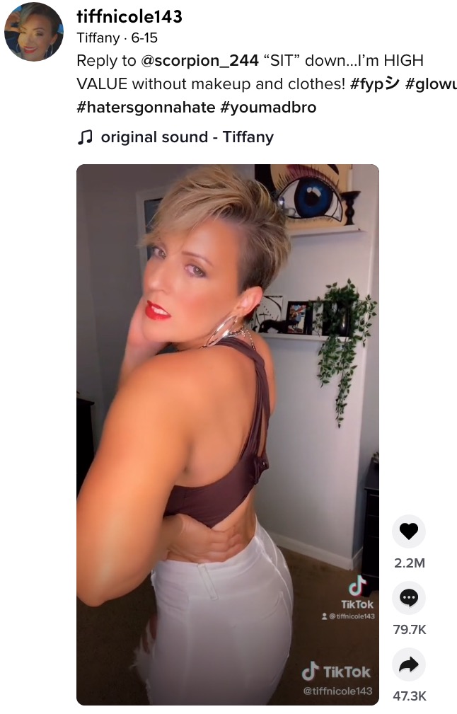 メイクを施した完璧な美女だが…（画像は『Tiffany　2021年6月15日付TikTok「Reply to ＠scorpion_244 “SIT” down...」』のスクリーンショット）