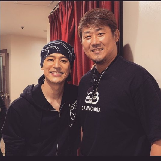 妻夫木聡と松坂大輔選手（画像は『妻夫木聡　Satoshi Tsumabuki　2021年7月7日付Instagram「松、本当にお疲れ様！」』のスクリーンショット）