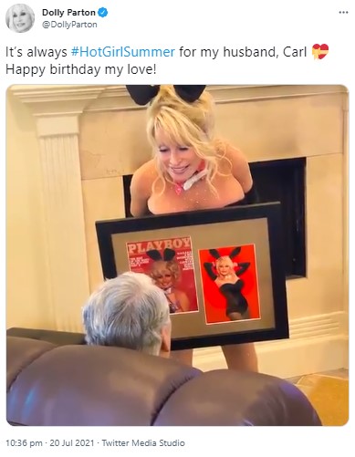 夫カールさんに過去と現在の写真を見せるドリー（画像は『Dolly Parton　2021年7月20日付Twitter「It’s always ＃HotGirlSummer for my husband, Carl」』のスクリーンショット）