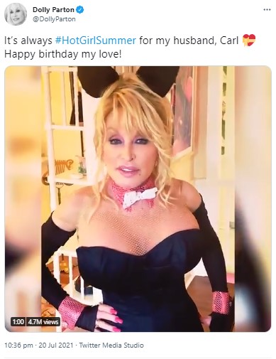 1978年のバニーガール姿を再現したドリー（画像は『Dolly Parton　2021年7月20日付Twitter「It’s always ＃HotGirlSummer for my husband, Carl」』のスクリーンショット）