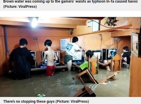 浸水してもネットカフェでゲームを続ける少年ら（画像は『Metro　2021年7月27日付「Hardcore gamers carry on playing as room floods during typhoon」（Picture: ViralPress）』のスクリーンショット）