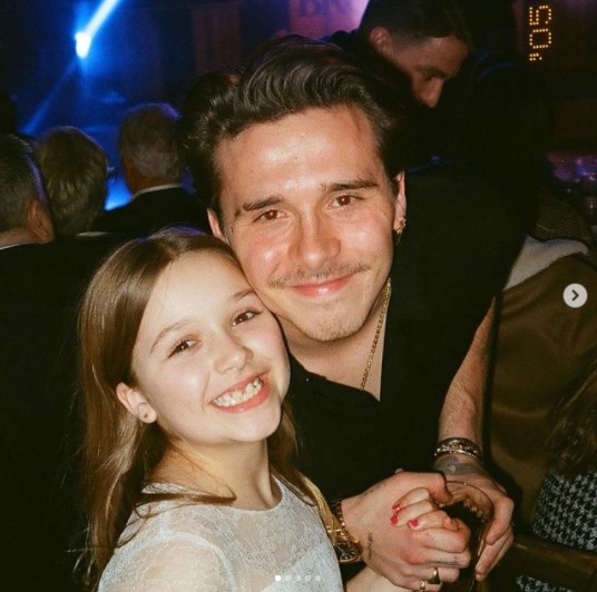 頬を寄せて微笑むブルックリンとハーパーちゃん（画像は『brooklynbeckham　2021年7月10日付Instagram「Happy 10th birthday to the best little sister in the world!」』のスクリーンショット）