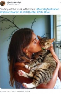 アスランにキスするスワティーさん（画像は『Aslanthe4earedcat　2021年7月27日付Twitter「Starting of the week with kisses. 」』のスクリーンショット）