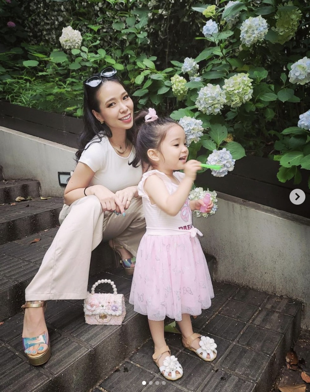 2歳の娘と紅蘭（画像は『紅蘭　2021年6月29日付Instagram「彼女は既に自分らしさ彼女のカラーがある」』のスクリーンショット）