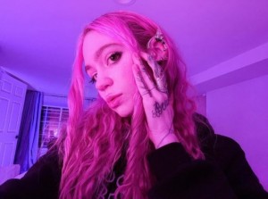 リルの計画をツイッターで明かしたグライムス（画像は『grimes　2021年7月14日付Instagram「I’m about to start shooting a tv show today!」』のスクリーンショット）