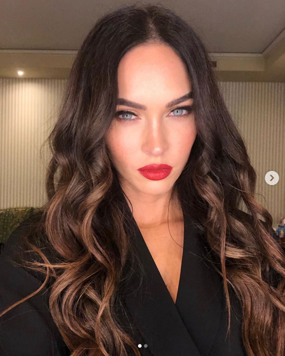 「トランプはレジェンド」発言を釈明したミーガン・フォックス（画像は『Megan Fox　2021年4月20日付Instagram「Last July - filming TILL DEATH on a rare day where I wasn’t covered in blood」』のスクリーンショット）