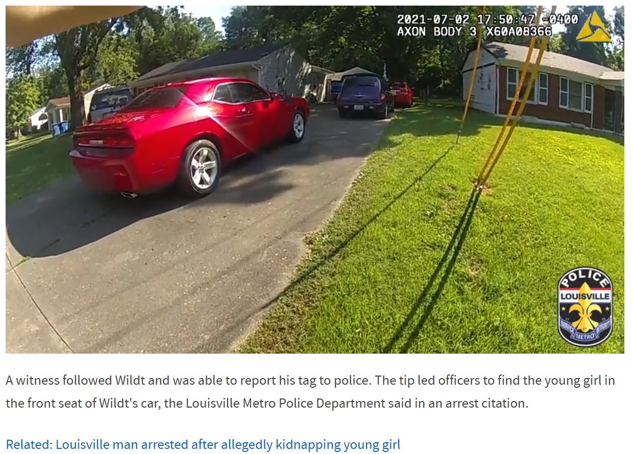 犯行に用いられた赤い車に慎重に近づくと…（画像は『WLKY Channel 32　2021年7月8日付「LMPD body camera video shows 2 officers rescuing kidnapped 6-year-old girl」』のスクリーンショット）