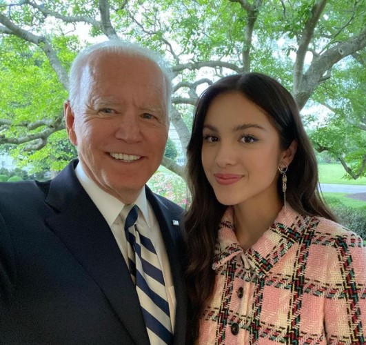 ジョー・バイデン大統領と対面したオリヴィア・ロドリゴ（画像は『Olivia Rodrigo　2021年7月15日付Instagram「had the absolute honor of visiting the White House today and chatting with ＠potus about the importance of getting vaccinated!」』のスクリーンショット）