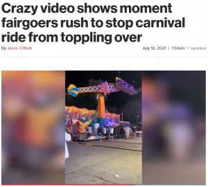 大勢の人が土台に乗って絶叫マシンの転倒を防いだ（画像は『New York Post　2021年7月10日付「Crazy video shows moment fairgoers rush to stop carnival ride from toppling over」』のスクリーンショット）