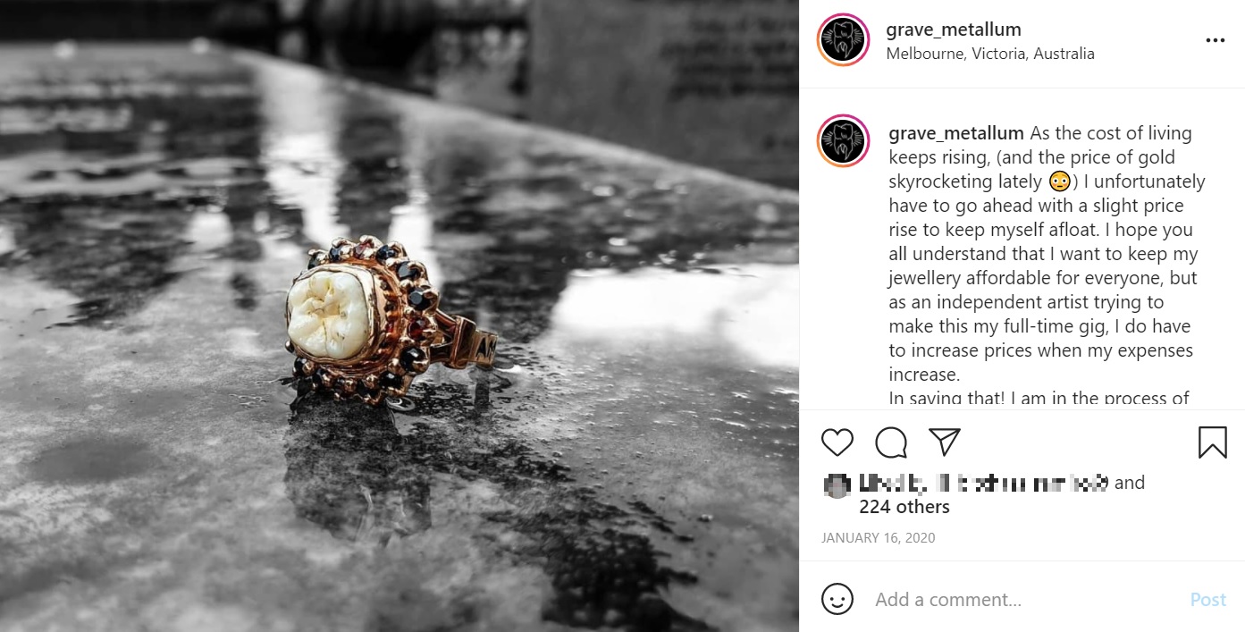 アクセントとして宝石を一緒に使うことも（画像は『Grave Metallum Jewellery　2020年1月16日付Instagram「As the cost of living keeps rising」』のスクリーンショット）