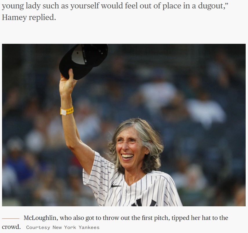 グラウンドで満面の笑みを見せたグウェンさん（画像は『TODAY　2021年6月29日付「At age 70, Yankees fan gets to live out her dream of being a bat girl」（Courtesy New York Yankees）』のスクリーンショット）