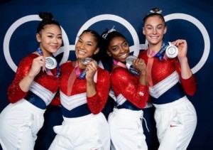 体操女子団体で銀メダルを獲得した米国チーム（画像は『Simone Biles　2021年7月27日付Instagram「OLYMPIC SILVER MEDALISTS」』のスクリーンショット）