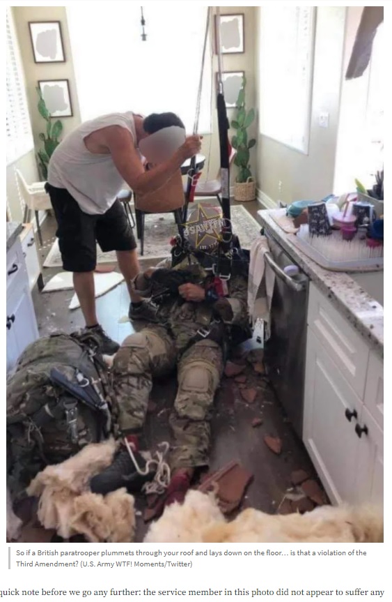 室内には瓦礫が散乱していたが、兵士に大きなケガは無かった（画像は『Task ＆ Purpose　2021年7月13日付「This is what it looks like when a paratrooper crashes through your roof」（U.S. Army WTF! Moments/Twitter）』のスクリーンショット）