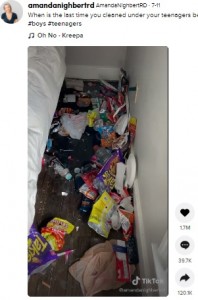 ベッドの下にこれだけのゴミが！（画像は『AmandaNighbertRD　2021年7月11日付TikTok「When is the last time you cleaned under your teenagers bed?!!」』のスクリーンショット）