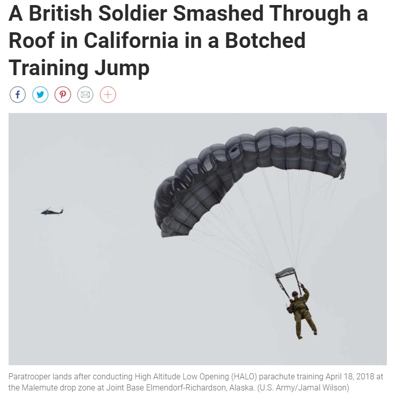 英米合同で行われた軍事演習（画像は『Military.com　2021年7月12日付「A British Soldier Smashed Through a Roof in California in a Botched Training Jump」（U.S. Army/Jamal Wilson）』のスクリーンショット）