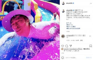 「パパもつられてすべりました」と田村淳（画像は『田村淳　2021年7月19日付Instagram「お庭でプール」』のスクリーンショット）