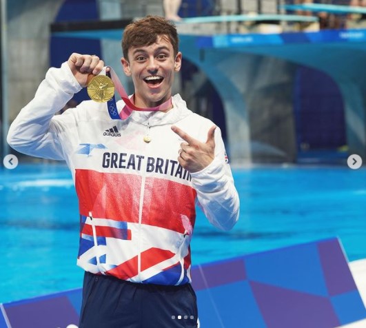 トム・デイリー選手が観客席で編んでいたものとは？（画像は『Tom Daley　2021年7月26日付Instagram「OLYMPIC CHAMPIONS!」』のスクリーンショット）