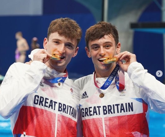 男子シンクロ高飛び込みで優勝したトム・デイリー選手とマティ・リー選手（画像は『Tom Daley　2021年7月26日付Instagram「OLYMPIC CHAMPIONS!」』のスクリーンショット）