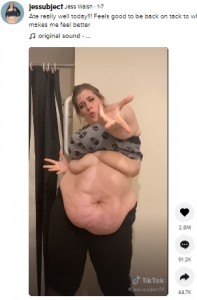 お腹の肉を魅せて踊るジェスさん（画像は『Jess Walsh　2021年1月7日付TikTok「Ate really well today!!!」』のスクリーンショット）