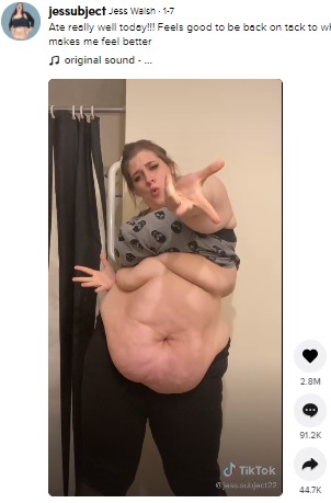 お腹の肉を魅せて踊るジェスさん（画像は『Jess Walsh　2021年1月7日付TikTok「Ate really well today!!!」』のスクリーンショット）