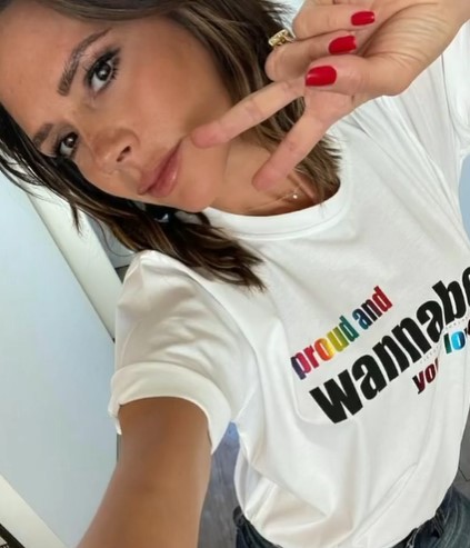 「スパイス・ガールズにとって最も誇らしい瞬間」を投稿したヴィクトリア（画像は『Victoria Beckham　2021年6月9日付Instagram「PROUD AND WANNABE YOUR LOVER」』のスクリーンショット）