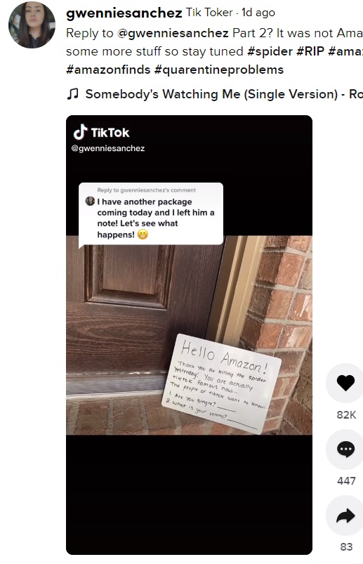 ホワイトボードに配達員へのお礼を書いたグウェンさん（画像は『Spider Gwen　2021年7月15日付TikTok「Reply to ＠gwenniesanchez Part 2?」』のスクリーンショット）