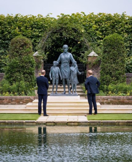 ダイアナ妃の銅像の前に立つウィリアム王子とヘンリー王子（画像は『Duke and Duchess of Cambridge　2021年7月1日付Instagram「Today, on what would have been our Mother’s 60th birthday, we remember her love, strength and character - qualities that made her a force for good around the world, changing countless lives for the better.」』のスクリーンショット）