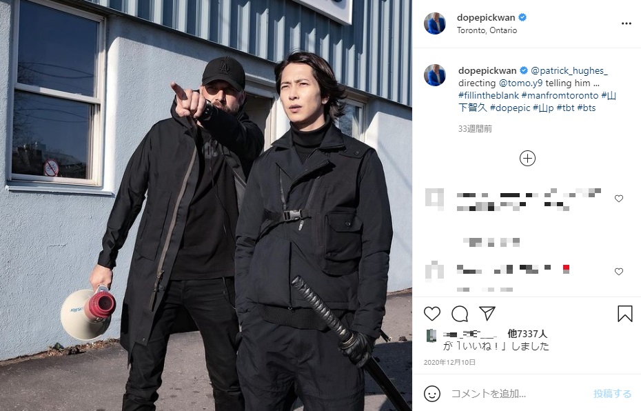 日本刀を手にした山下智久（画像は『Dopepic by Kevin Kwan　2020年12月10日付Instagram「＠patrick_hughes_ directing ＠tomo.y9 telling him ...」』のスクリーンショット）