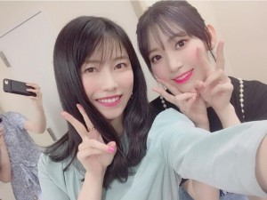 横山由依と宮脇咲良（画像は『横山由依　2019年8月21日付Instagram「さくら～」』のスクリーンショット）