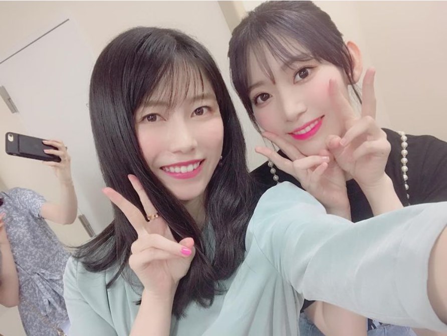 横山由依と宮脇咲良（画像は『横山由依　2019年8月21日付Instagram「さくら～」』のスクリーンショット）