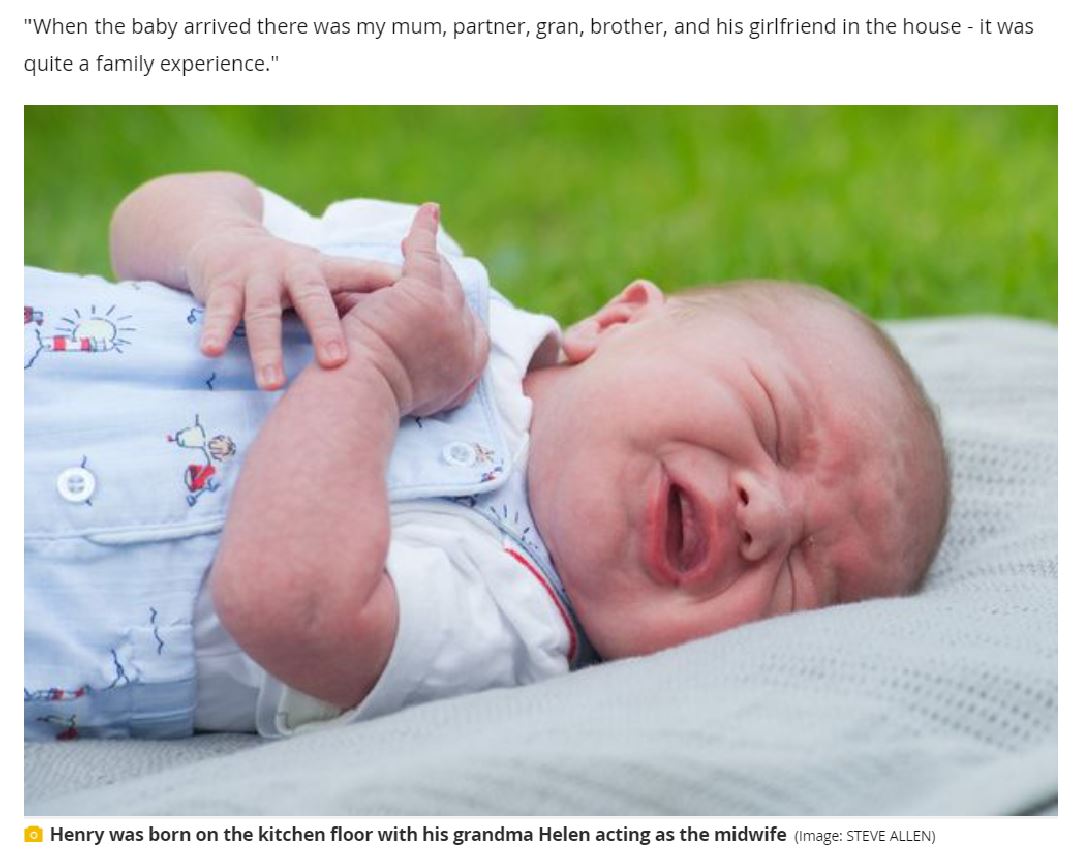 ヘレンさんによって取り上げられたヘンリー君（画像は『Manchester Evening News　2021年8月23日付「Mum who was born in a bathroom at home gives birth on her kitchen floor 25 years later」（Image: STEVE ALLEN）』のスクリーンショット）