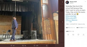 放火された講堂の舞台（画像は『Panyaza Lesufi　2021年8月17日付Twitter「Yesterday they burnt the school hall because they didn’t want to write an exam.」』のスクリーンショット）