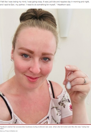 母乳を使ってビジネスをする4児の母（画像は『New York Post　2021年8月16日付「British mom makes jewelry out of her own breast milk」（Mercury Press ＆ Media Ltd.）』のスクリーンショット）