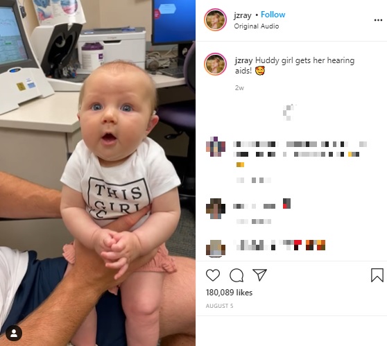 これからが楽しみのハドソンちゃん（画像は『Jordan Ray　2021年8月5日付Instagram「Huddy girl gets her hearing aids!」』のスクリーンショット）