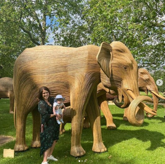 愛息オーガストくんと外出を楽しむユージェニー王女（画像は『Princess Eugenie　2021年6月29日付Instagram「A giant herd of 100+ elephants has arrived in Green Park to share their ＠coexistence.story with London this summer.」』のスクリーンショット）