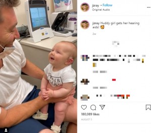 思わず笑顔になるハドソンちゃん（画像は『Jordan Ray　2021年8月5日付Instagram「Huddy girl gets her hearing aids!」』のスクリーンショット）