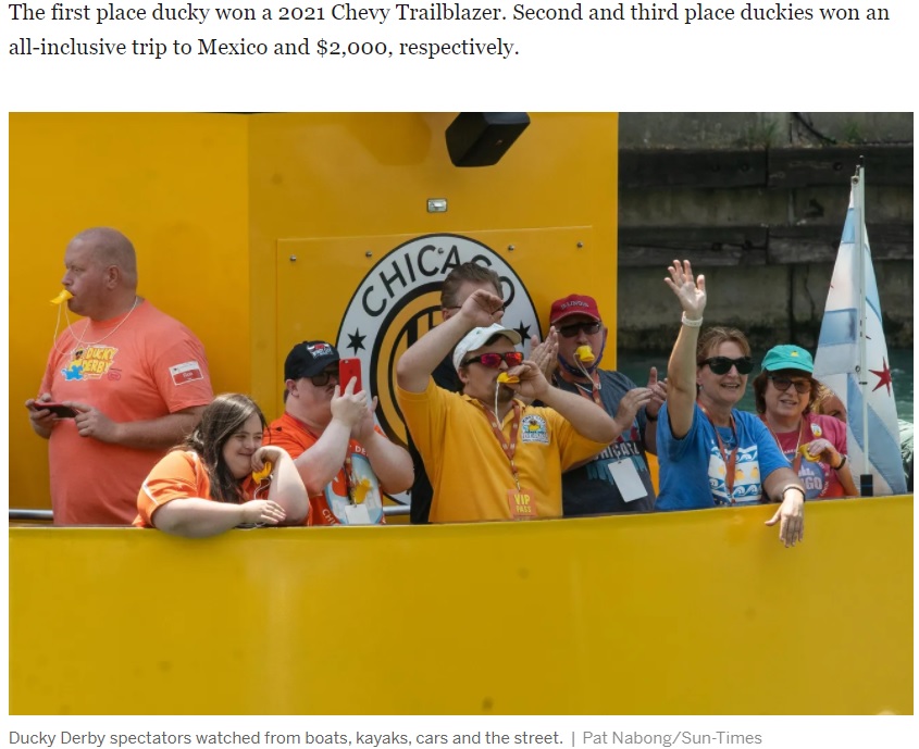 川沿いの歩道や船からも多くの人が声援を送る（画像は『Chicago Sun-Times　2021年8月5日付「Ducky Derby races 70,000 rubber ducks in the Chicago River, raises money for Special Olympics Illinois」（Pat Nabong/Sun-Times）』のスクリーンショット）