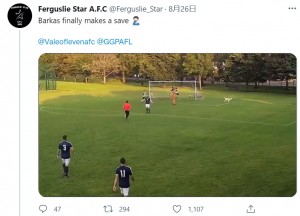 すぐに飼い主のもとへ走って戻った犬（画像は『Ferguslie Star A.F.C　2021年8月26日付Twitter「Barkas finally makes a save」』のスクリーンショット）