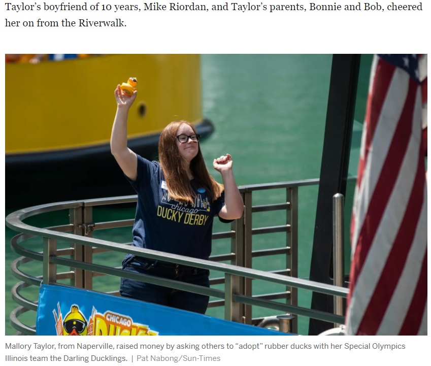 優勝したラバーダックを観戦者たちにお披露目したマロリーさん（画像は『Chicago Sun-Times　2021年8月5日付「Ducky Derby races 70,000 rubber ducks in the Chicago River, raises money for Special Olympics Illinois」（Pat Nabong/Sun-Times）』のスクリーンショット）